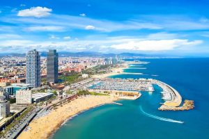 Playas de Barcelona con las torres gemelas, Fórum, Puerto Olímpico y zona de Barceloneta